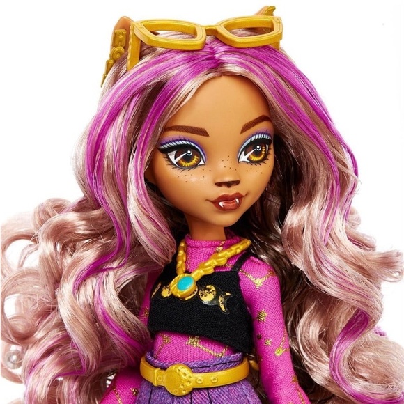 Monster High®: Clawdeen Wolf™ Day Out Doll with Accessories-New - Picture 8 of 9